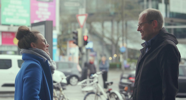 Thumbnailbild für Katja trifft mit zwei Personen im Dialog