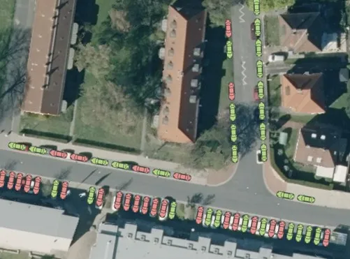 Luftbild einer Wohnstraße, in dem die einzelnen Stellplätze rot und grün markiert sind.