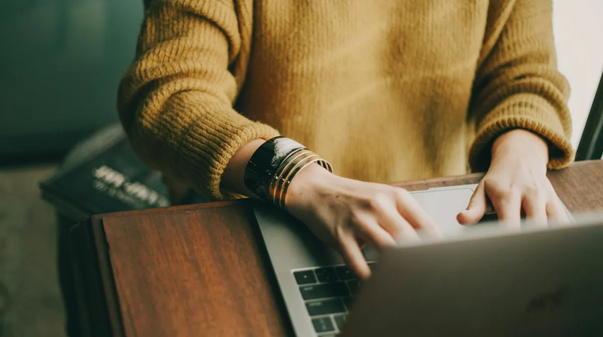 Nahaufnahme: Eine Person arbeitet an einem Laptop.