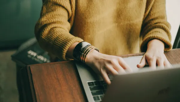 Nahaufnahme: Eine Person arbeitet an einem Laptop.
