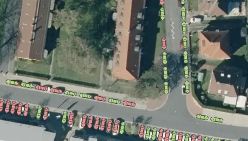 Luftbild einer Wohnstraße, in dem die einzelnen Stellplätze rot und grün markiert sind.