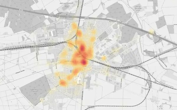 Heatmap auf einer Karte von Lehrte: Gelbe bis dunkelrote Flächen zeigen, wo sich Unfälle häufen, vor allem in der Innenstadt rund um den Bahnhof und entlang der Hauptstraßen.