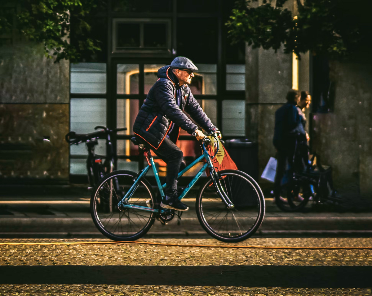 Eine Person steigt an einer Fahrradabstellanlage auf ihr Rad.