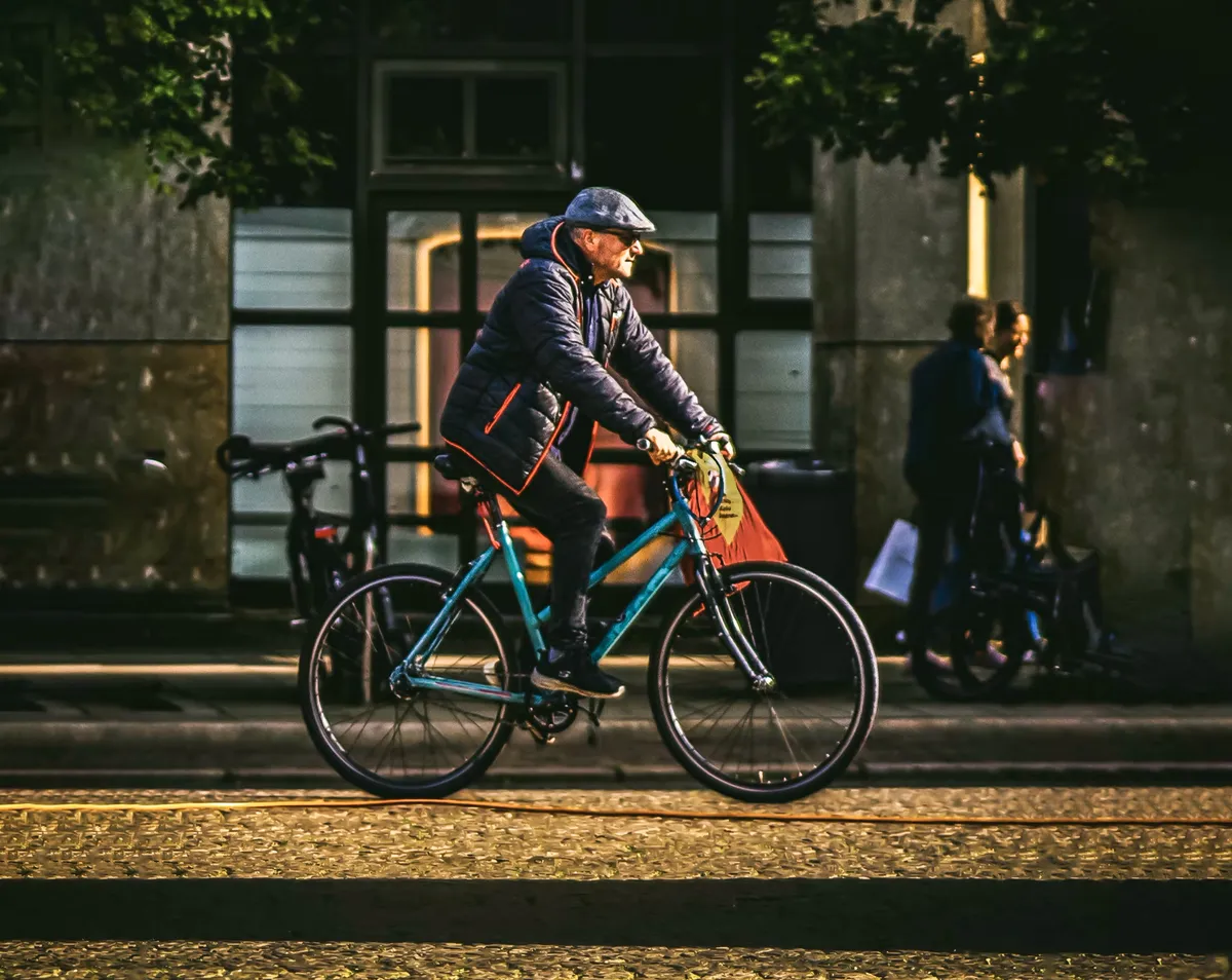 Eine Person steigt an einer Fahrradabstellanlage auf ihr Rad.