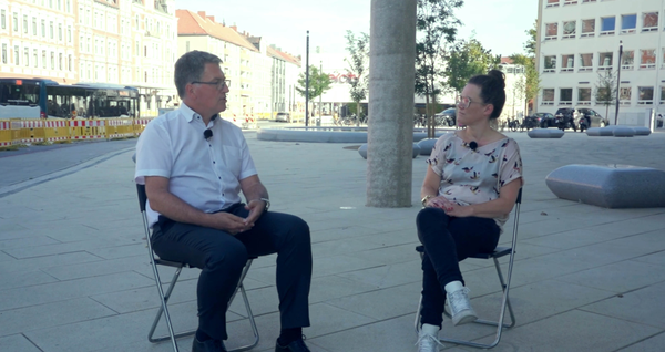 Thumbnailbild für Katja trifft mit zwei Personen im Dialog