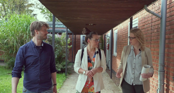 Thumbnailbild für Katja trifft mit zwei Personen im Dialog