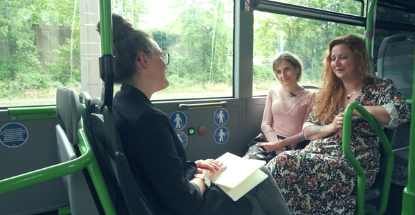 Thumbnailbild für Katja trifft mit zwei Personen im Dialog